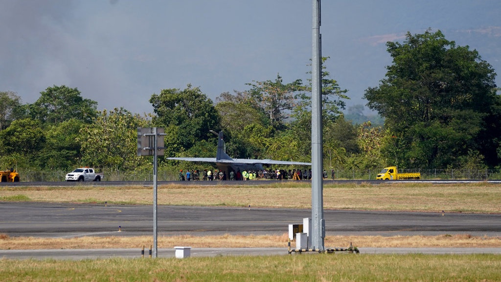 Pesawat Cassa Tergelincir di Bandara Hasanuddin Selasa Siang Pesawat Cassa Tergelincir di Bandara Hasanuddin Selasa Siang