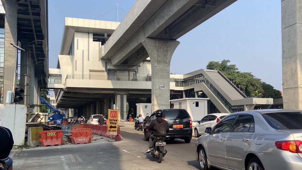 Menanti Jalan Kembali Nyaman di Bawah LRT Velodrome-Manggarai Menanti Jalan Kembali Nyaman di Bawah LRT Velodrome-Manggarai