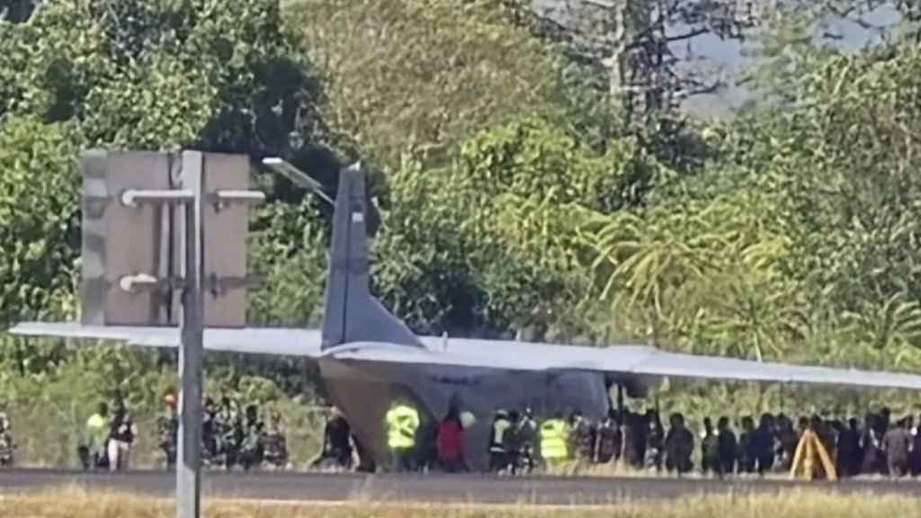 Pesawat Cassa Tergelincir di Bandara Hasanuddin Selasa Siang Pesawat Cassa Tergelincir di Bandara Hasanuddin Selasa Siang