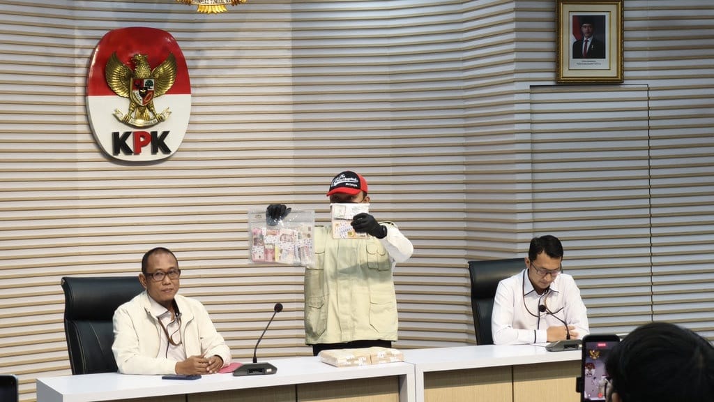 KPK Ungkap Gatot Heroe Terima Uang Rp3,25 M di Kasus Bea Cukai KPK Ungkap Gatot Heroe Terima Uang Rp3,25 M di Kasus Bea Cukai