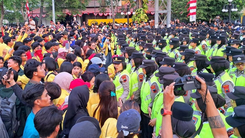 Aksi Mahasiswa Semarang: Bersitegang hingga Kuasai Tugu Muda Aksi Mahasiswa Semarang: Bersitegang hingga Kuasai Tugu Muda