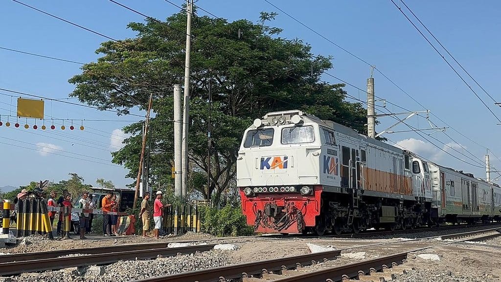 KA Malabar Tertemper Truk di Klaten, 14 Perjalanan Terganggu KA Malabar Tertemper Truk di Klaten, 14 Perjalanan Terganggu