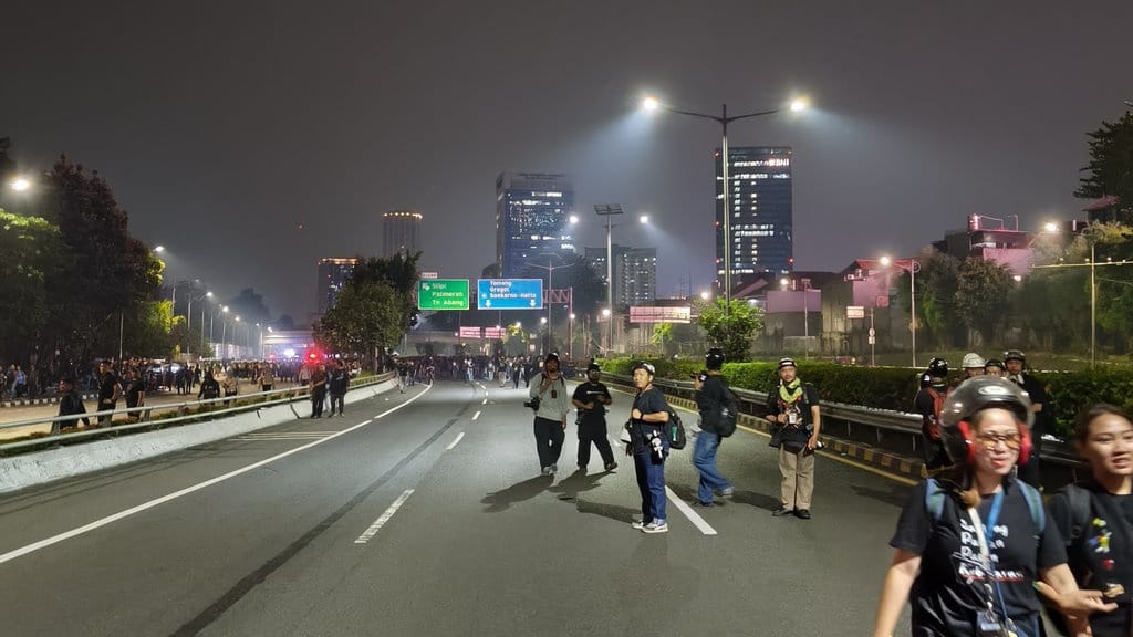 Polisi Pukul Mundur Massa di Depan DPR dengan Water Cannon Polisi Pukul Mundur Massa di Depan DPR dengan Water Cannon