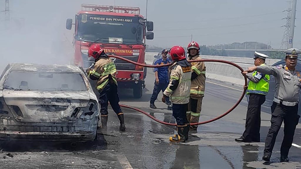 Mobil Camry Terbakar di KM 38, Akses Tol MBZ Ditutup Sementara Mobil Camry Terbakar di KM 38, Akses Tol MBZ Ditutup Sementara