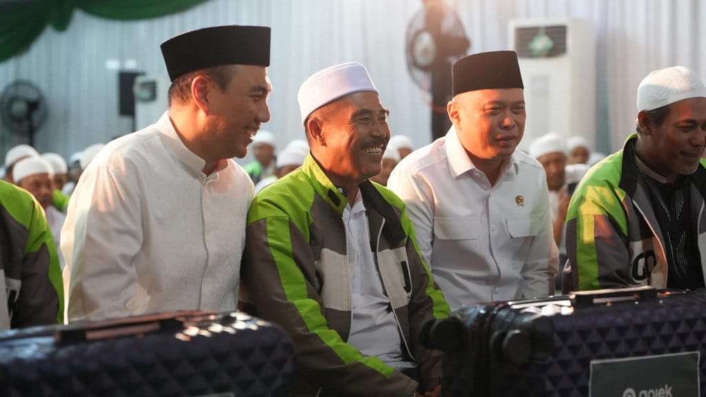 Gojek Berangkatkan 70 Mitra Driver Legend untuk Umrah Gojek Berangkatkan 70 Mitra Driver Legend untuk Umrah