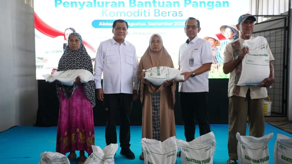 BULOG Bersama Komisi VI DPR RI Jamin Bantuan Pangan di Makassar BULOG Bersama Komisi VI DPR RI Jamin Bantuan Pangan di Makassar