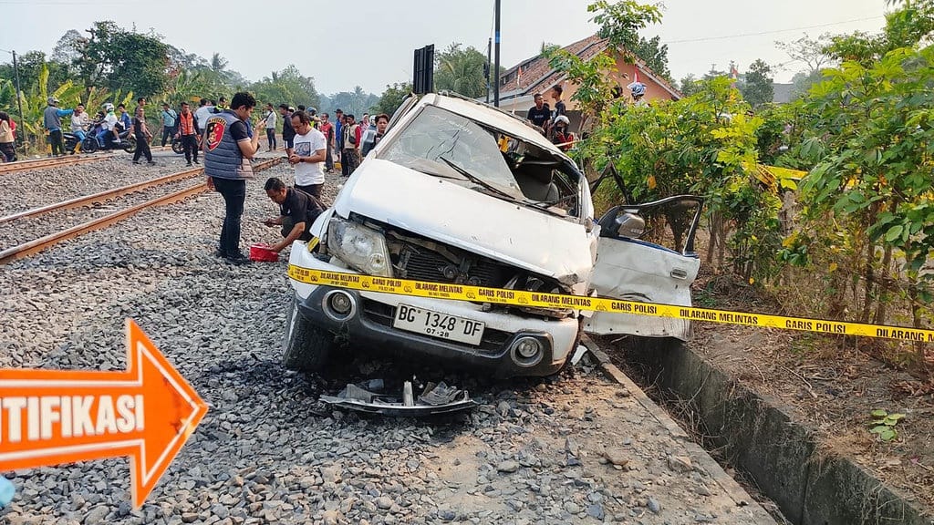 Mobil Tertemper KA Serelo di Prabumulih, 4 Tewas 1 Kritis Mobil Tertemper KA Serelo di Prabumulih, 4 Tewas 1 Kritis