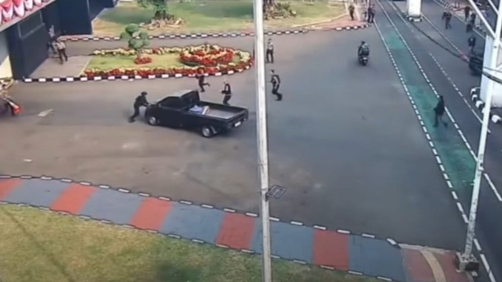 Sopir Pikap Terobos Gerbang DPR Ternyata Mabuk dan Bawa Sajam Sopir Pikap Terobos Gerbang DPR Ternyata Mabuk dan Bawa Sajam