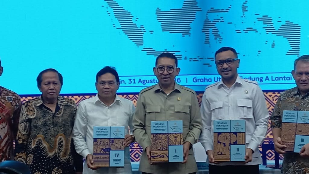Libatkan 123 Pakar, Fadli Zon Rilis 5 Jilid Buku Sejarah RI Libatkan 123 Pakar, Fadli Zon Rilis 5 Jilid Buku Sejarah RI
