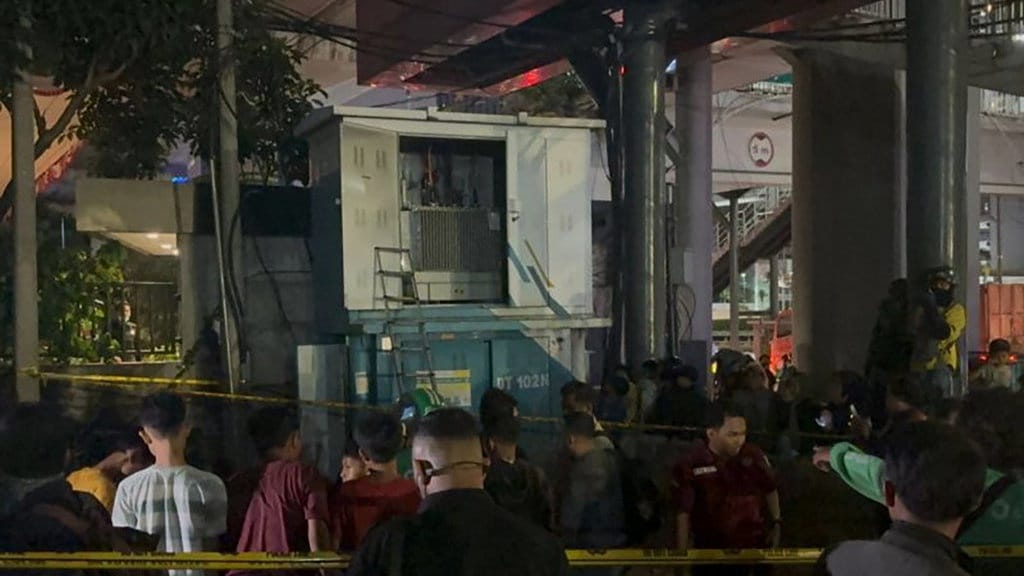 Pria Tanpa Identitas Tewas Tersengat Listrik di LRT Pancoran Pria Tanpa Identitas Tewas Tersengat Listrik di LRT Pancoran