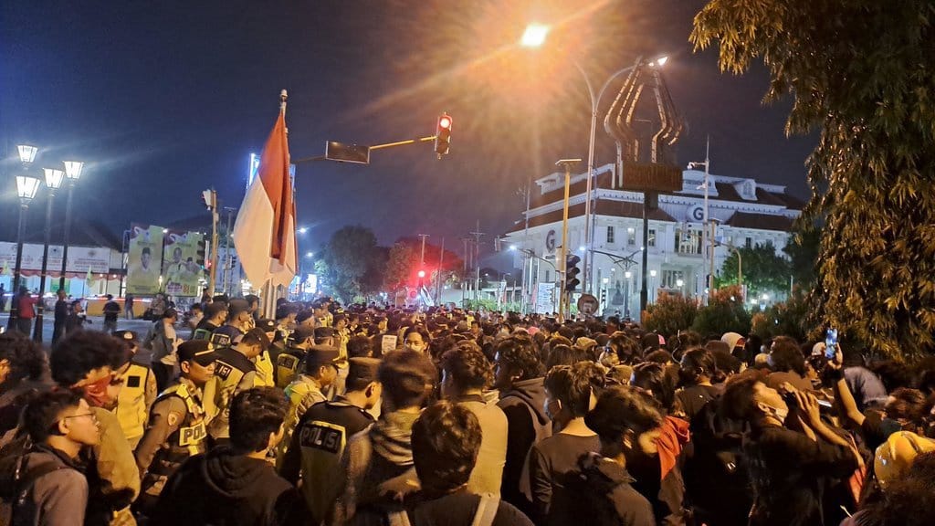 Kronologi Demo Sudirman Jogja: Bentrok Massa hingga 8 Luka Kronologi Demo Sudirman Jogja: Bentrok Massa hingga 8 Luka