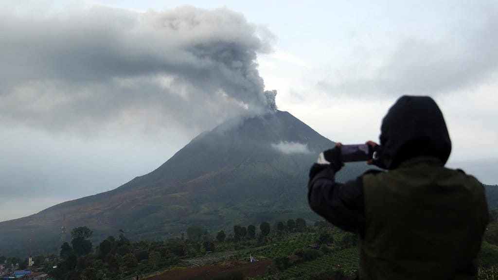 Sinabung dan Anak Krakatau Erupsi, Kemenhub Pantau Abu Vulkanik Sinabung dan Anak Krakatau Erupsi, Kemenhub Pantau Abu Vulkanik