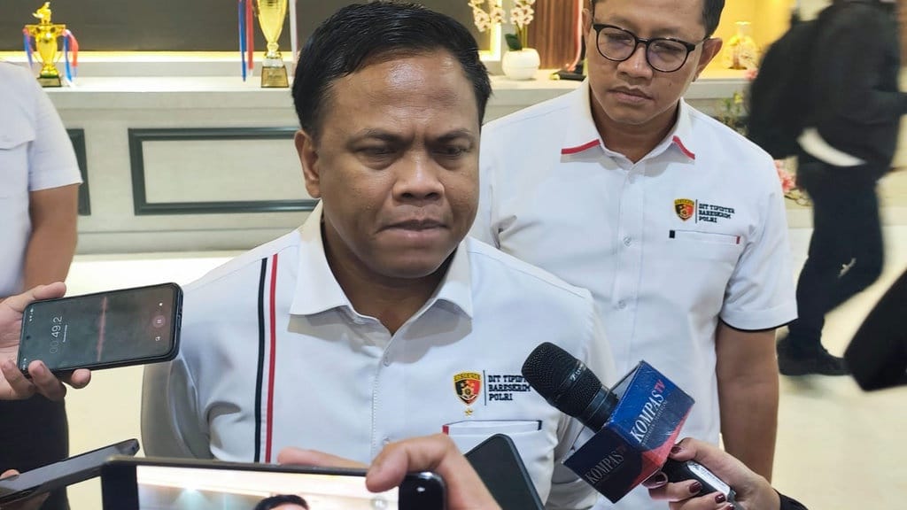 Bareskrim Geledah Rumah Pemurnian Emas Ilegal Jaringan Cina Bareskrim Geledah Rumah Pemurnian Emas Ilegal Jaringan Cina