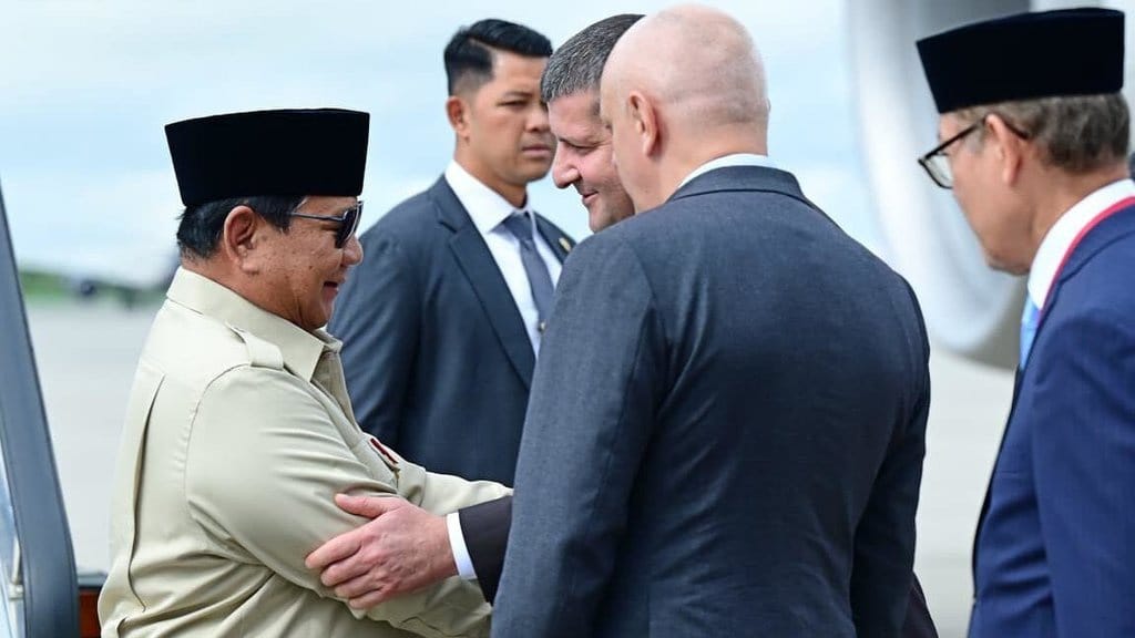 Prabowo Tiba di Vladivostok, Disambut Pejabat Rusia & Pelajar RI Prabowo Tiba di Vladivostok, Disambut Pejabat Rusia & Pelajar RI