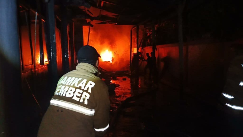 Kantor TN Meru Betiri Jember Terbakar, Separuh Bangunan Ludes Kantor TN Meru Betiri Jember Terbakar, Separuh Bangunan Ludes