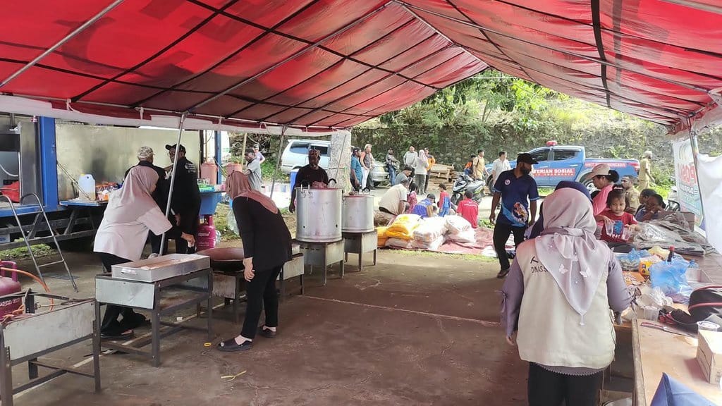 Kemensos Kirim Bantuan ke 3.200 Korban Kebakaran DOK V Jayapura Kemensos Kirim Bantuan ke 3.200 Korban Kebakaran DOK V Jayapura