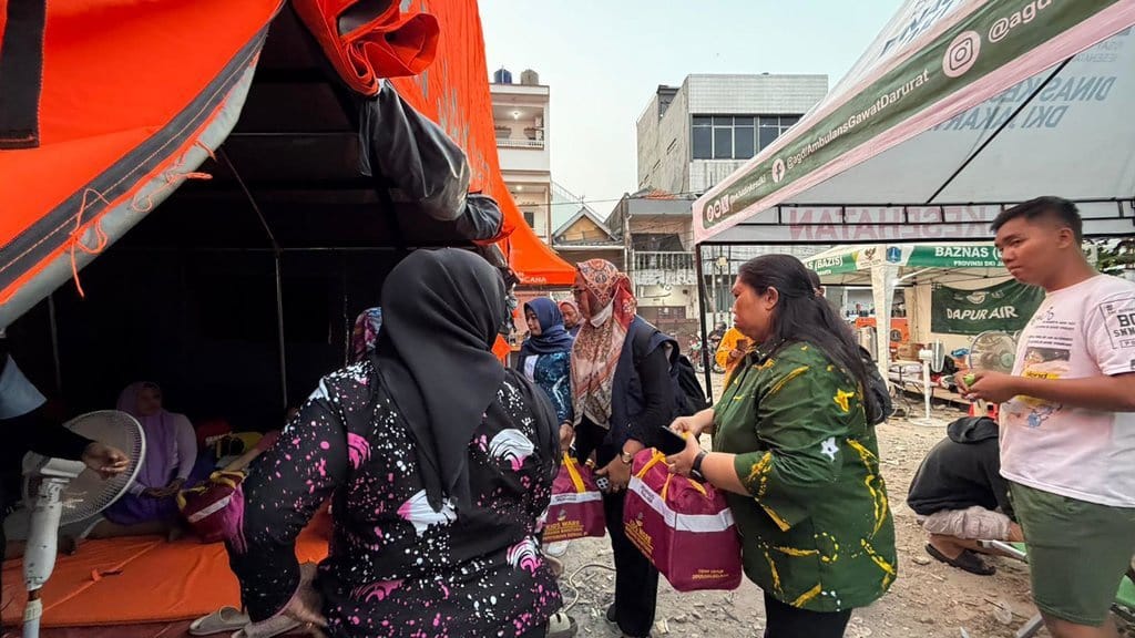 Kemensos Salurkan Bantuan Logistik untuk Korban Kebakaran Gambir Kemensos Salurkan Bantuan Logistik untuk Korban Kebakaran Gambir