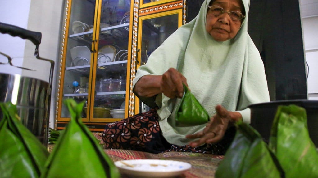 Rusna dan Bu Kulah Merawat Tradisi dari Sebungkus Nasi Rusna dan Bu Kulah Merawat Tradisi dari Sebungkus Nasi