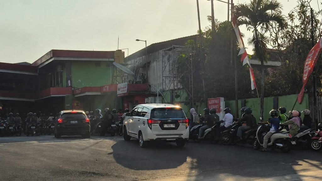Antrean Pertalite di Jember Mengular Gegara Isu BBM Naik Antrean Pertalite di Jember Mengular Gegara Isu BBM Naik