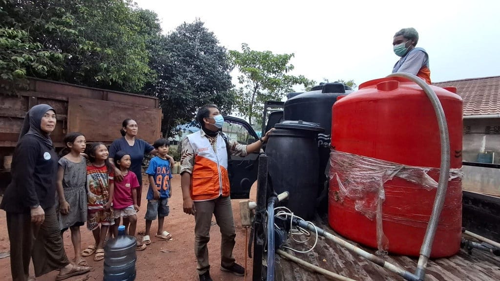 WVI Bagikan Masker & Distribusikan Air Bersih di Daerah Karhutla WVI Bagikan Masker & Distribusikan Air Bersih di Daerah Karhutla
