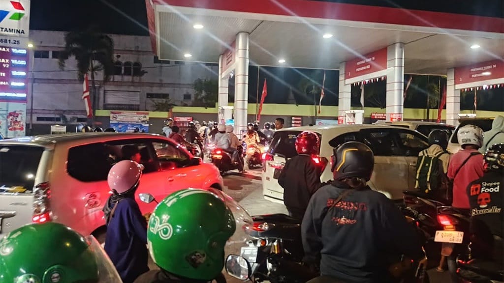 Antrean Beli BBM Meluas di Jember karena Kemacetan di Banyuwangi Antrean Beli BBM Meluas di Jember karena Kemacetan di Banyuwangi