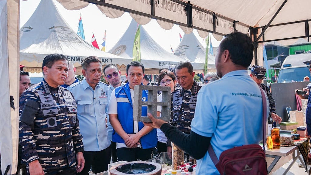 Wamensos Tinjau Bakti Sosial HUT TNI AL di Pesisir Muara Angke Wamensos Tinjau Bakti Sosial HUT TNI AL di Pesisir Muara Angke