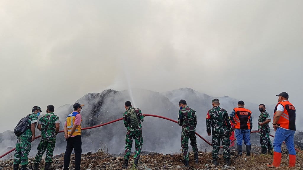 TPA Galuga Terbakar, Pemkab Bogor Kirim Water Bombing-Buat Parit TPA Galuga Terbakar, Pemkab Bogor Kirim Water Bombing-Buat Parit