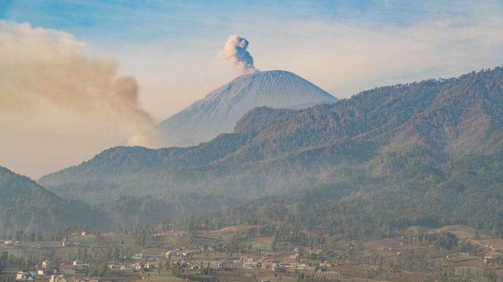 3 Gunung Api Erupsi Hari Ini, Ada Ili Lewotolok hingga Semeru 3 Gunung Api Erupsi Hari Ini, Ada Ili Lewotolok hingga Semeru