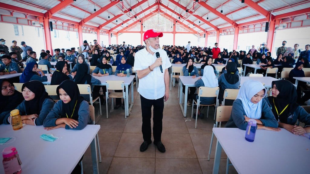 Wamensos Berikan Motivasi kepada Murid Sekolah Rakyat Pandeglang Wamensos Berikan Motivasi kepada Murid Sekolah Rakyat Pandeglang