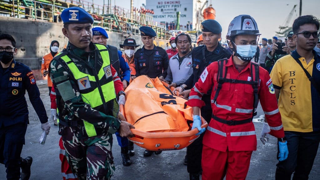 Kecelakaan Kapal Marak: Mengapa Keselamatan Pelayaran Buruk? Kecelakaan Kapal Marak: Mengapa Keselamatan Pelayaran Buruk?