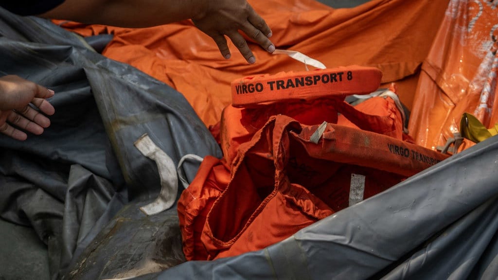 Proses Evakuasi Korban Tenggelamnya KMP Virgo Transport 8 Proses Evakuasi Korban Tenggelamnya KMP Virgo Transport 8