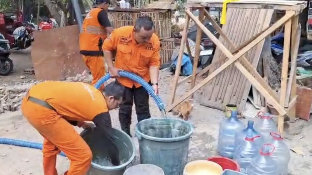 Warga Cilandak Andalkan Air Mushala & Galon akibat Kekeringan Warga Cilandak Andalkan Air Mushala & Galon akibat Kekeringan