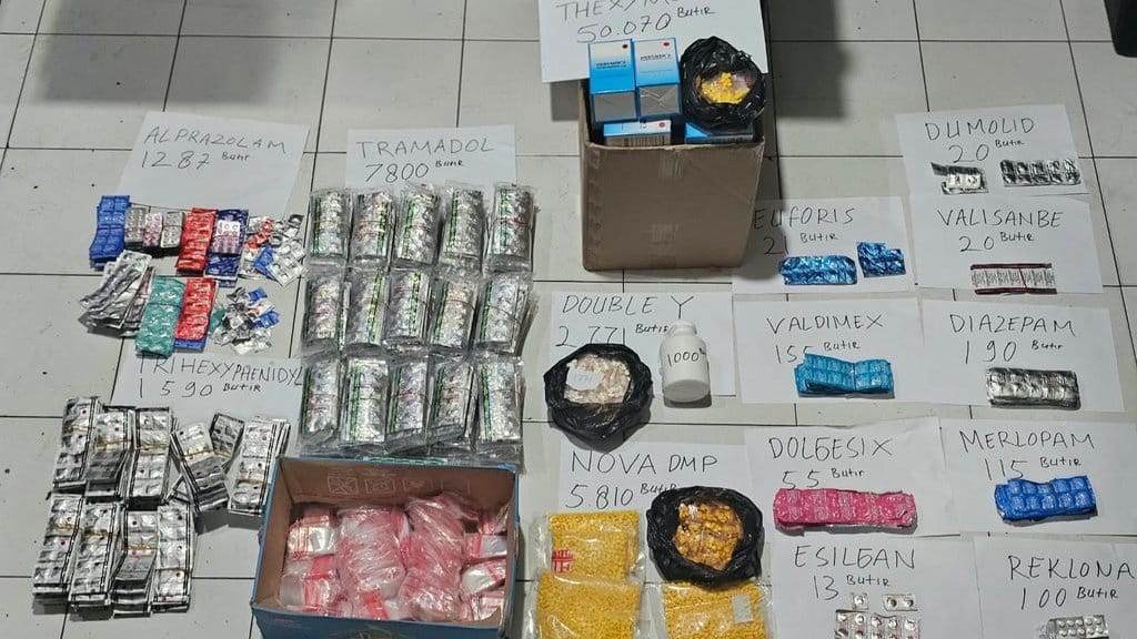 Polisi Tangkap Empat Pelaku Peredaran Obat Keras di Tanah Abang Polisi Tangkap Empat Pelaku Peredaran Obat Keras di Tanah Abang
