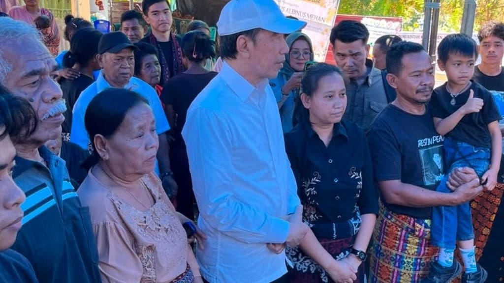 Jokowi & Kaesang Temui Keluarga Korban Penembakan KKB di Sikka Jokowi & Kaesang Temui Keluarga Korban Penembakan KKB di Sikka