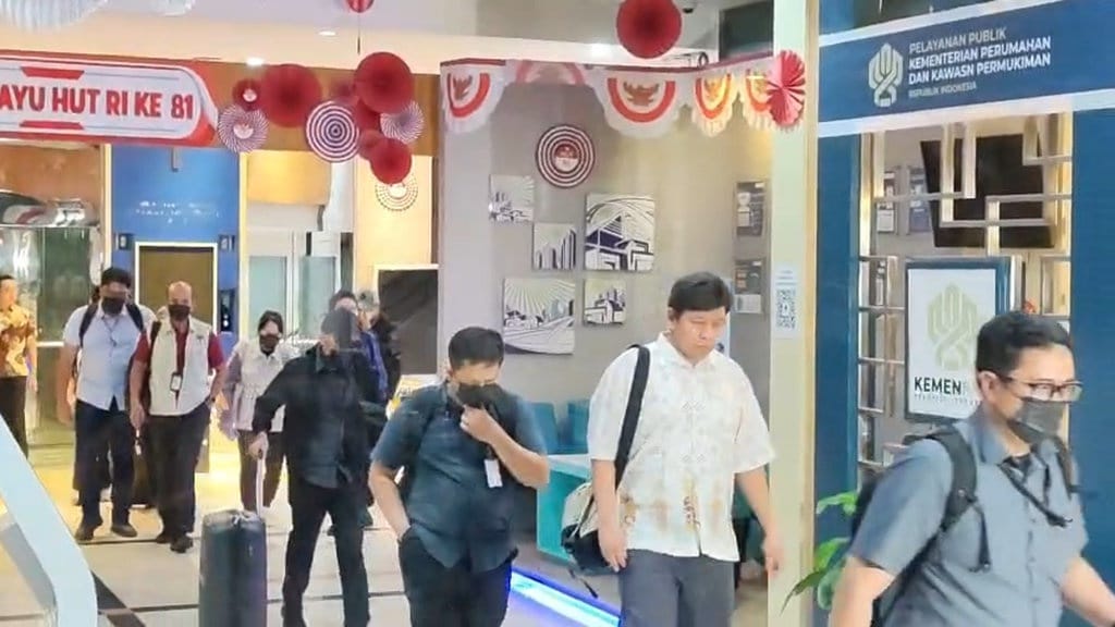 KPK Angkut Tiga Koper saat Geledah Kantor Kementerian ATR/BPN KPK Angkut Tiga Koper saat Geledah Kantor Kementerian ATR/BPN