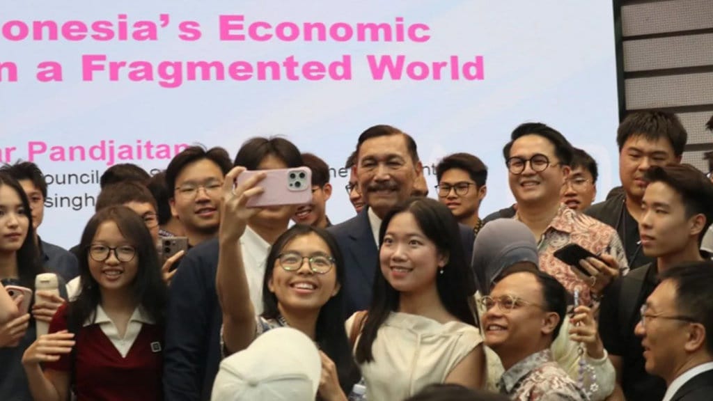 Luhut Bahas Pembayaran Utang Whoosh saat Temui Pejabat Cina Luhut Bahas Pembayaran Utang Whoosh saat Temui Pejabat Cina