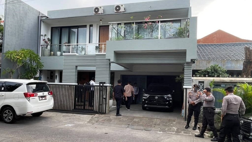KPK Kembali Geledah Rumah Ipda Yayat soal Korupsi Bupati Bekasi KPK Kembali Geledah Rumah Ipda Yayat soal Korupsi Bupati Bekasi