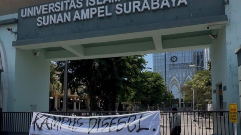 Mahasiswa UINSA Segel Gerbang Kampus dan Tuntut Rektor Mundur Mahasiswa UINSA Segel Gerbang Kampus dan Tuntut Rektor Mundur
