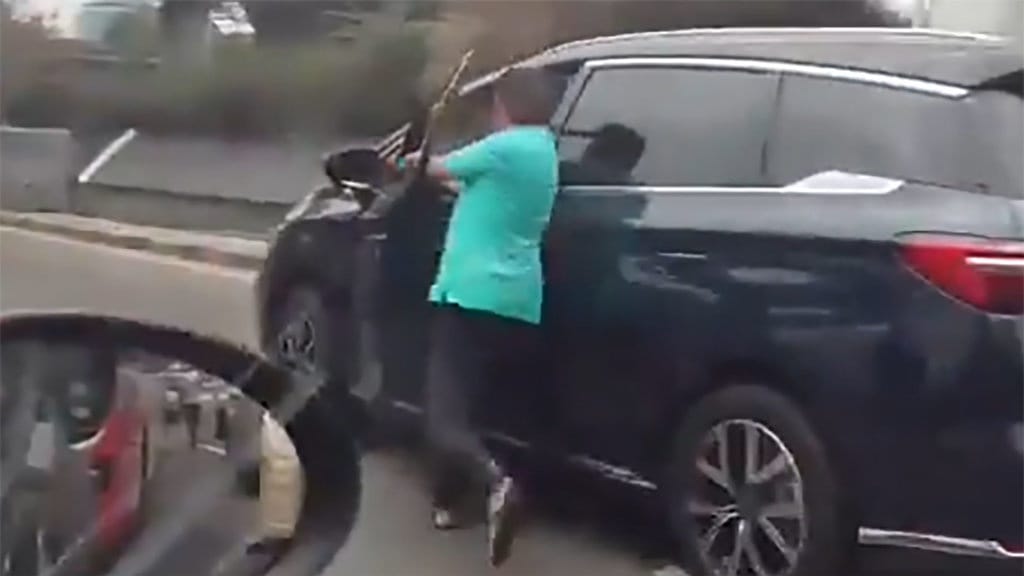 Penyebab Sopir Green SM Gelantungan di Pintu BYD di Tol Tomang Penyebab Sopir Green SM Gelantungan di Pintu BYD di Tol Tomang