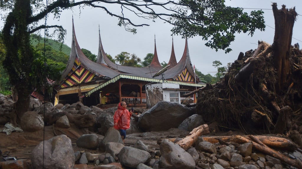 Banjir Bandang Solok: 2 Warga Hilang, 100 Rumah Rusak Banjir Bandang Solok: 2 Warga Hilang, 100 Rumah Rusak