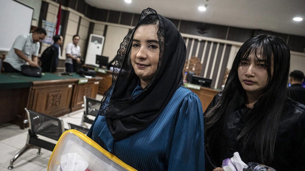 Bupati Fadia Dituntut Bui 5 Tahun & Dicabut Hak Politiknya Bupati Fadia Dituntut Bui 5 Tahun & Dicabut Hak Politiknya