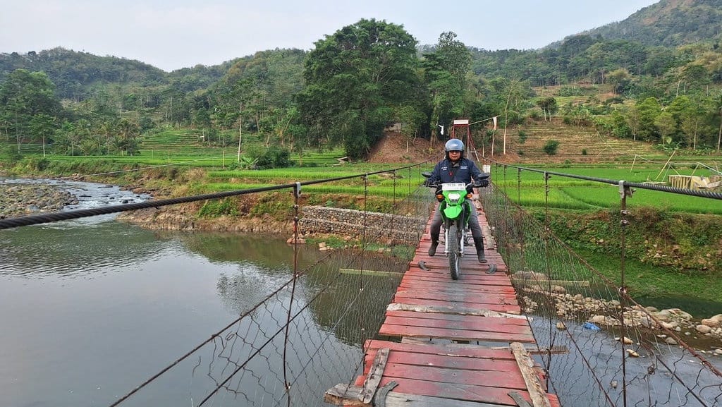 Nembus Pegunungan, Mantri BRI Setia Dampingi Warga Garut Selatan Nembus Pegunungan, Mantri BRI Setia Dampingi Warga Garut Selatan
