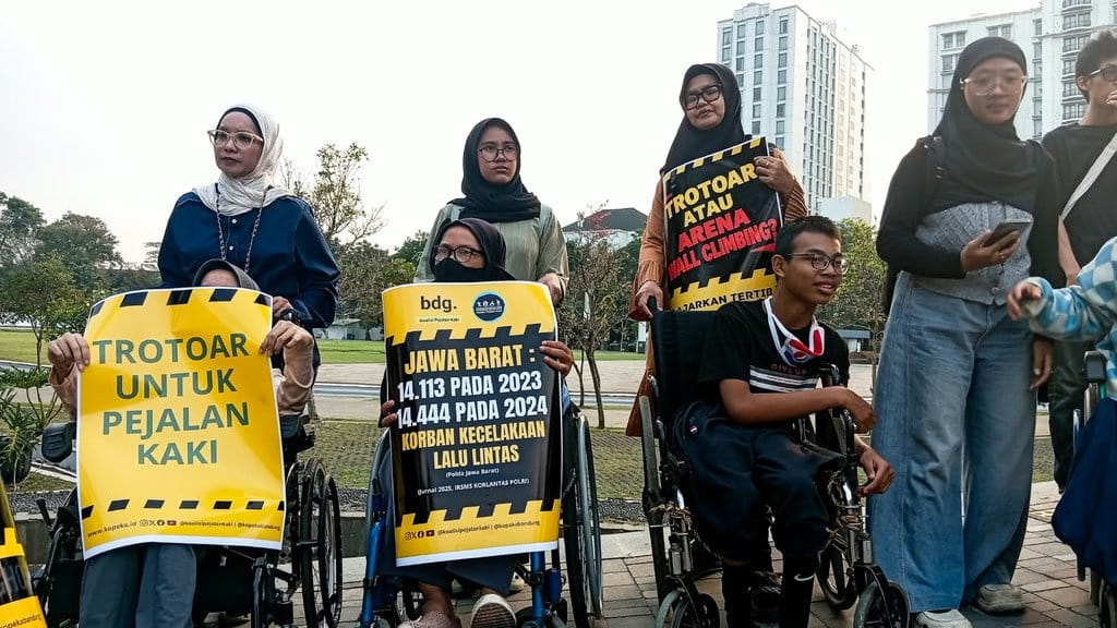 Kawan Difabel Tamasya Memprotes Trotoar Tak Ramah di Gasibu Kawan Difabel Tamasya Memprotes Trotoar Tak Ramah di Gasibu