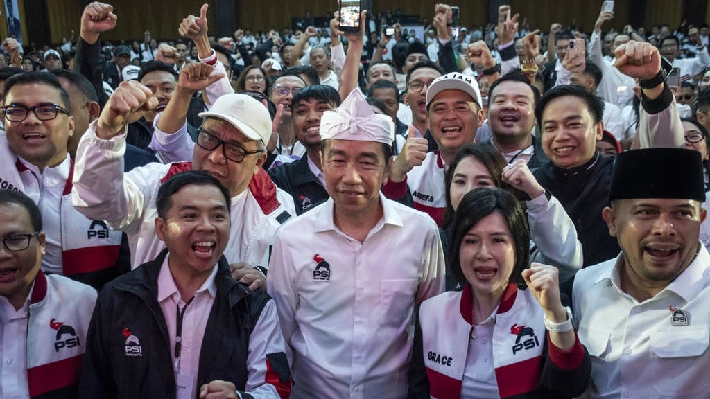Jokowi Resmi Jadi Kader PSI, Tunjukkan KTA di Rakorda Bandung Jokowi Resmi Jadi Kader PSI, Tunjukkan KTA di Rakorda Bandung