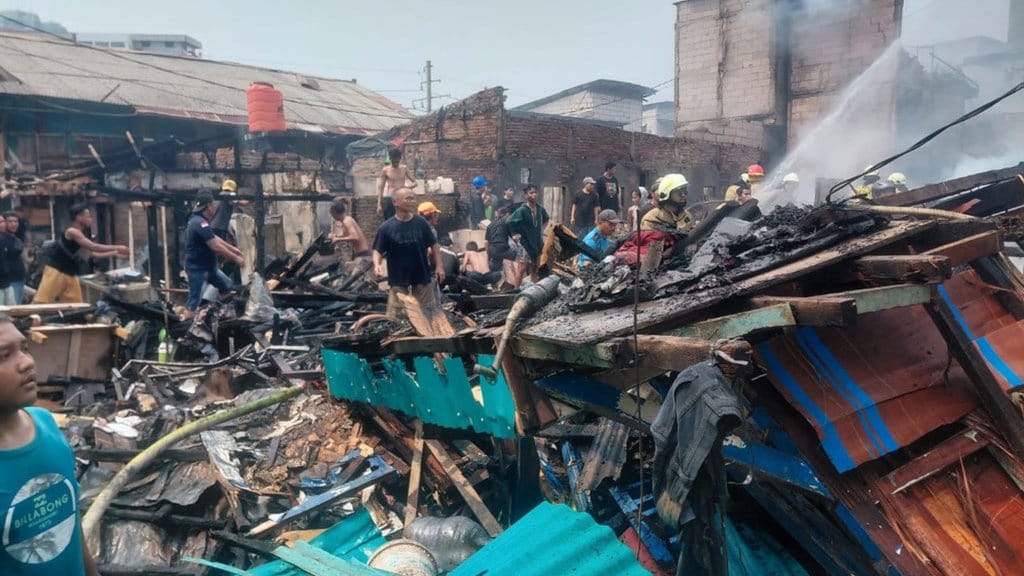 Kebakaran Rumah di Kampung Muka Ancol, 19 Unit Damkar Dikerahkan Kebakaran Rumah di Kampung Muka Ancol, 19 Unit Damkar Dikerahkan