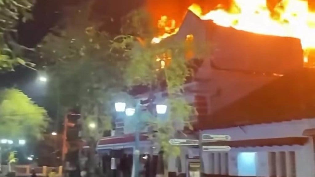 Toko Hamzah Batik Malioboro Terbakar, 12 Mobil Damkar Dikerahkan Toko Hamzah Batik Malioboro Terbakar, 12 Mobil Damkar Dikerahkan