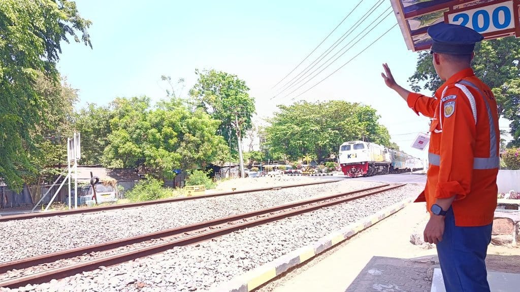 Menyimak Cerita dari Penjaga Nyawa di Perlintasan Kereta Menyimak Cerita dari Penjaga Nyawa di Perlintasan Kereta