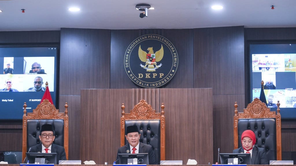 KPU dan Bawaslu Dilaporkan ke DKPP Terkait Pencalonan Gibran KPU dan Bawaslu Dilaporkan ke DKPP Terkait Pencalonan Gibran