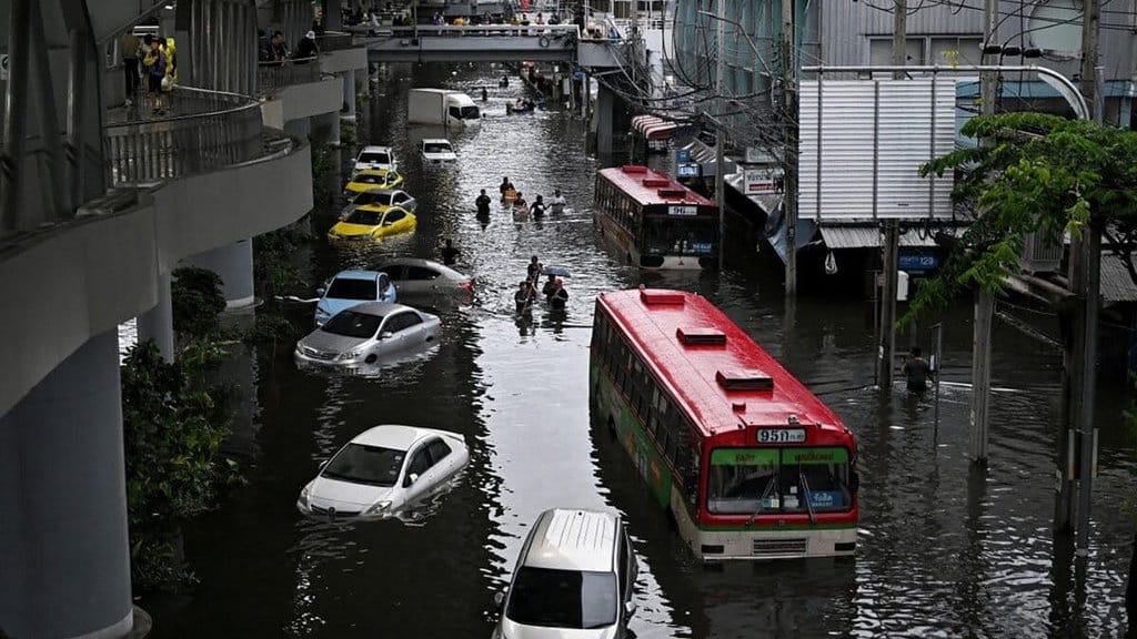 Banjir Bangkok Picu Panic Buying, Warga Borong Bahan Pangan Banjir Bangkok Picu Panic Buying, Warga Borong Bahan Pangan