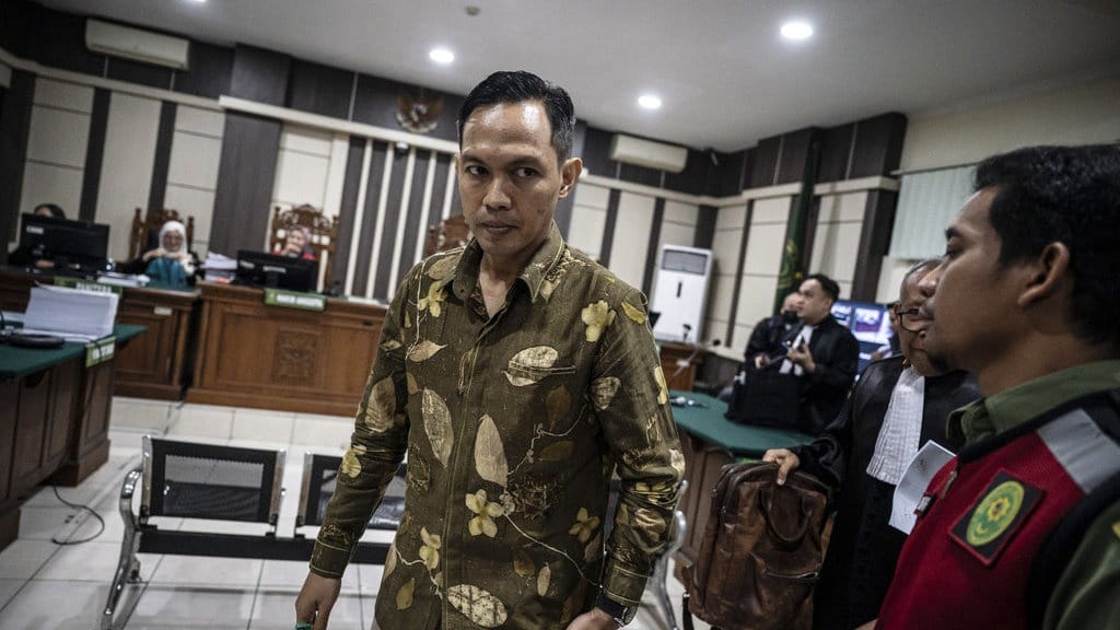 Bacakan Pleidoi, Bupati Cilacap Menangis dan Minta Dibebaskan Bacakan Pleidoi, Bupati Cilacap Menangis dan Minta Dibebaskan